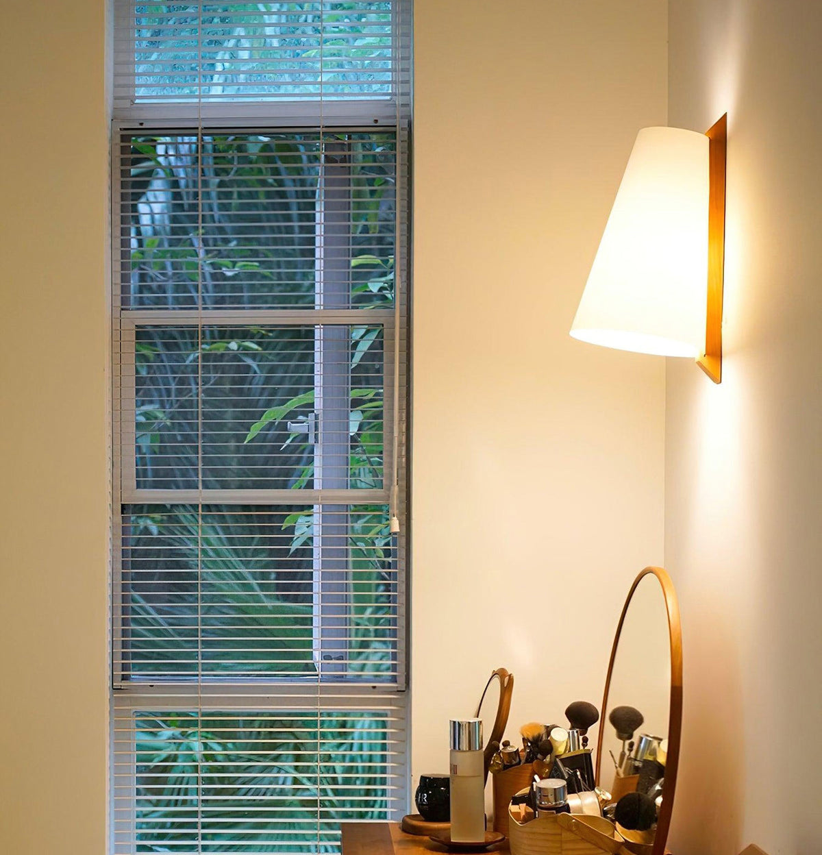 Lupe Wooden Wall Light