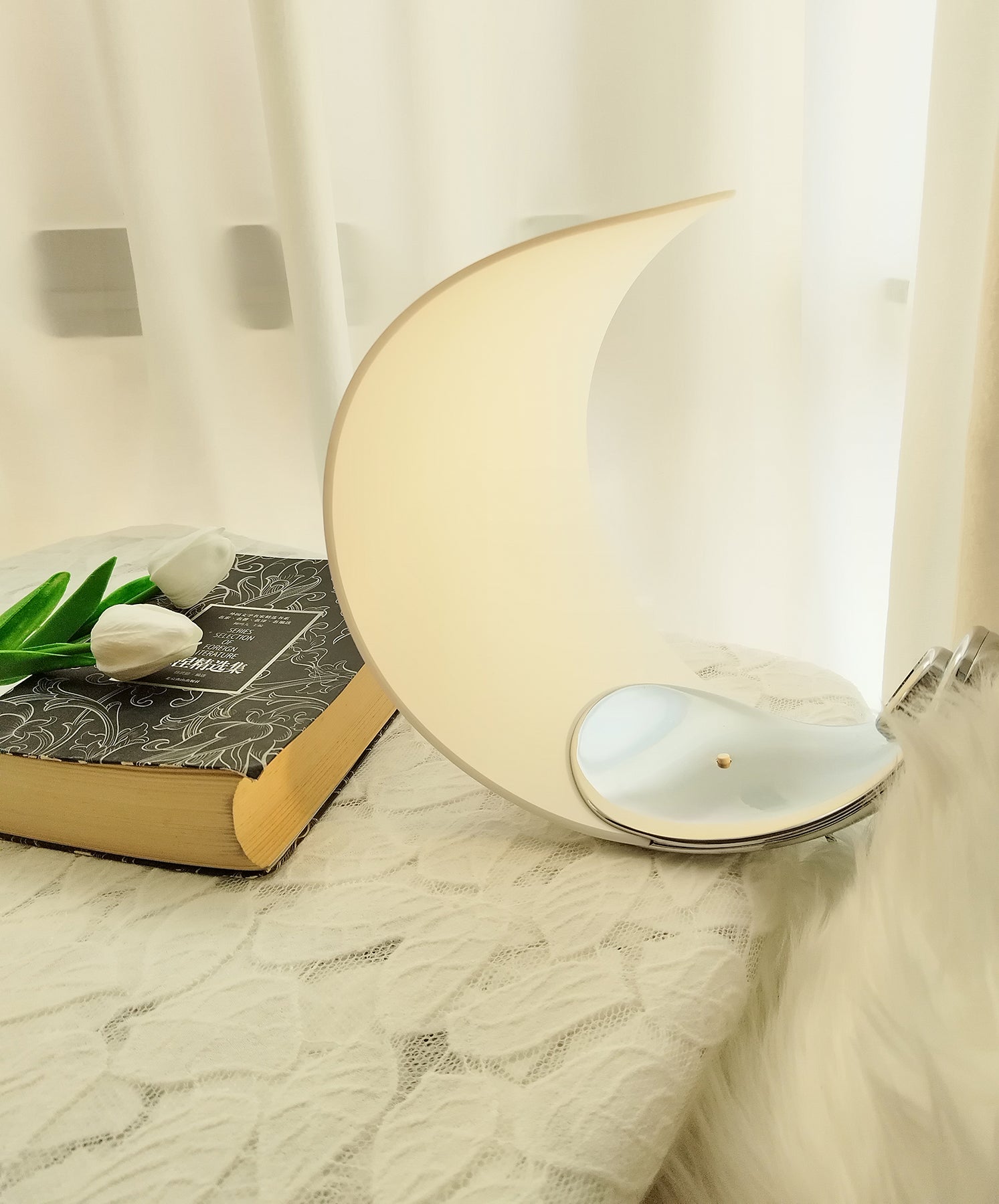 Curly LED Moon Table Lamp