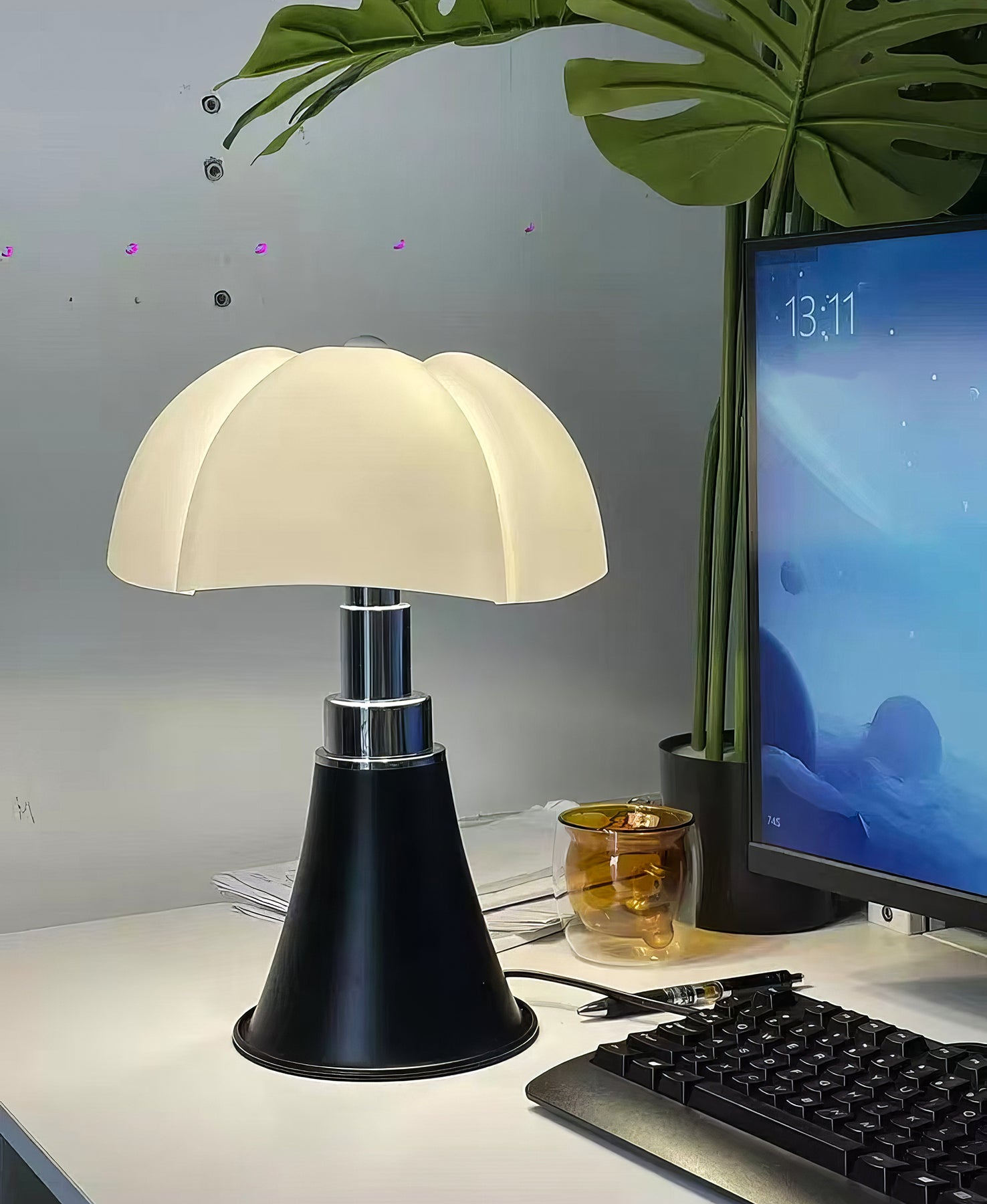 Pipistrello Petal Small Table Lamp