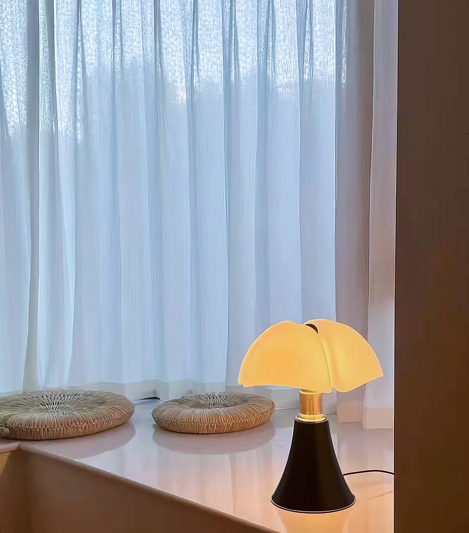 Pipistrello Petal Small Table Lamp