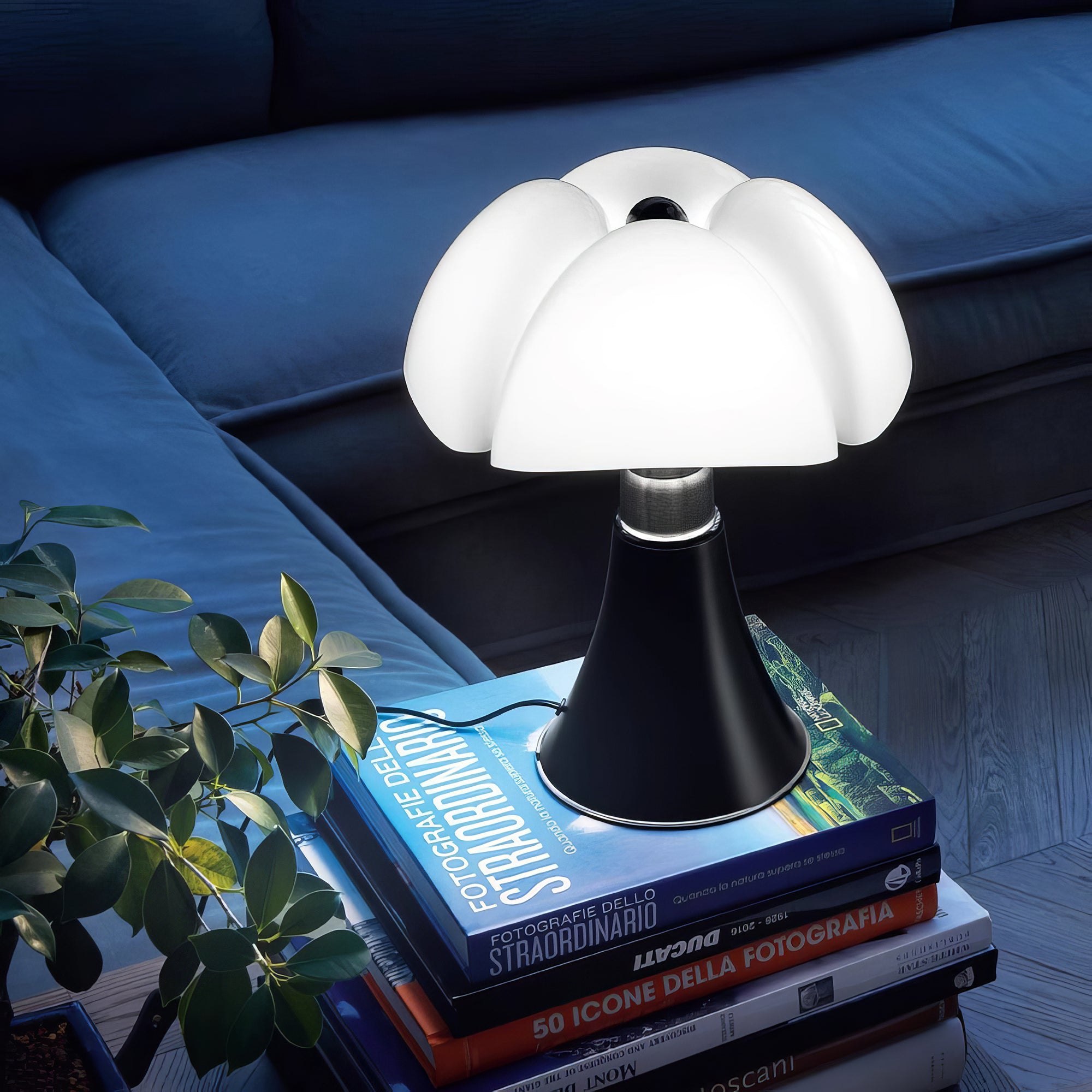 Pipistrello Petal Small Table Lamp